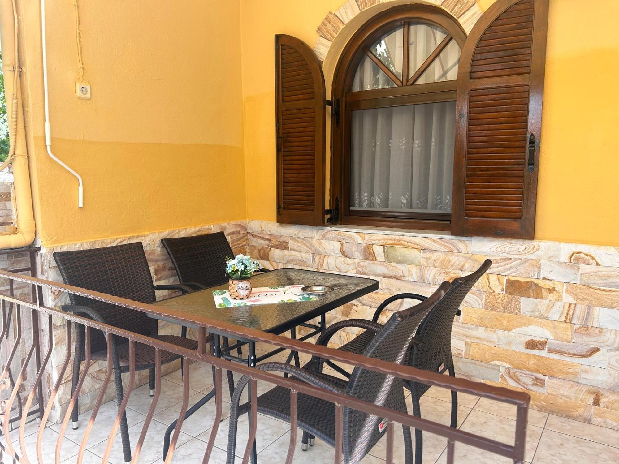 Laskarina Onar Apartment Potos